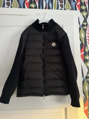 Moncler cardigan  - Säljer nu min moncler cardigan då den börjar bli för liten strl s men passar också xs, moncler taggen funkar och för en till deras hemsida hör gärna av er om inte priset passar er kan gå ner vid snabbt och seriöst köp eller om ni har några andra frågor tveka inte att höra av er!