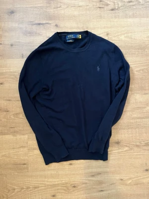 Ralph Lauren Merinoull Tröja - Riktigt skön tröja från Ralph Lauren i fint merinoull  • Skick 9/10 • Storlek M, men passar även S • Perfekt under kyligare dagar • Färgen är mörkblå • Hör av er vid funderingar!