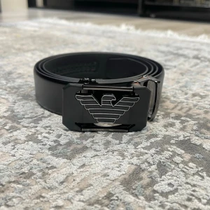 Läderbälte med automatiskt spänne – justerbar längd  - 📏 Storlekar: 130 cm & 135 cm Kan enkelt klippas i änden för perfekt passform.  🧵 Design: • Texturerat läder för en klassisk look • Slät läderfinish för en stilren, minimalistisk känsla (Bilder kan skickas vid intresse)  🔒 Automatiskt spänne: Smidigt klicksystem på insidan som sitter stadigt och enkelt justeras. Ger ett elegant och minimalistiskt uttryck.  🎨 Välj din logga: Flera loggor finns – välj din favorit. kolla min profil för alla alternativ 😊  📦 Snabb leverans 💬 Frågor? Hör av dig!