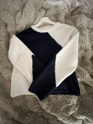 Svartvit stickad tröja Gina Tricot - Snygg stickad tröja från Gina Tricot i svart och vitt med coolt diagonalblockmönster. Tröjan har rund halsringning och långa ärmar. Perfekt för dig som gillar en stilren men trendig look.