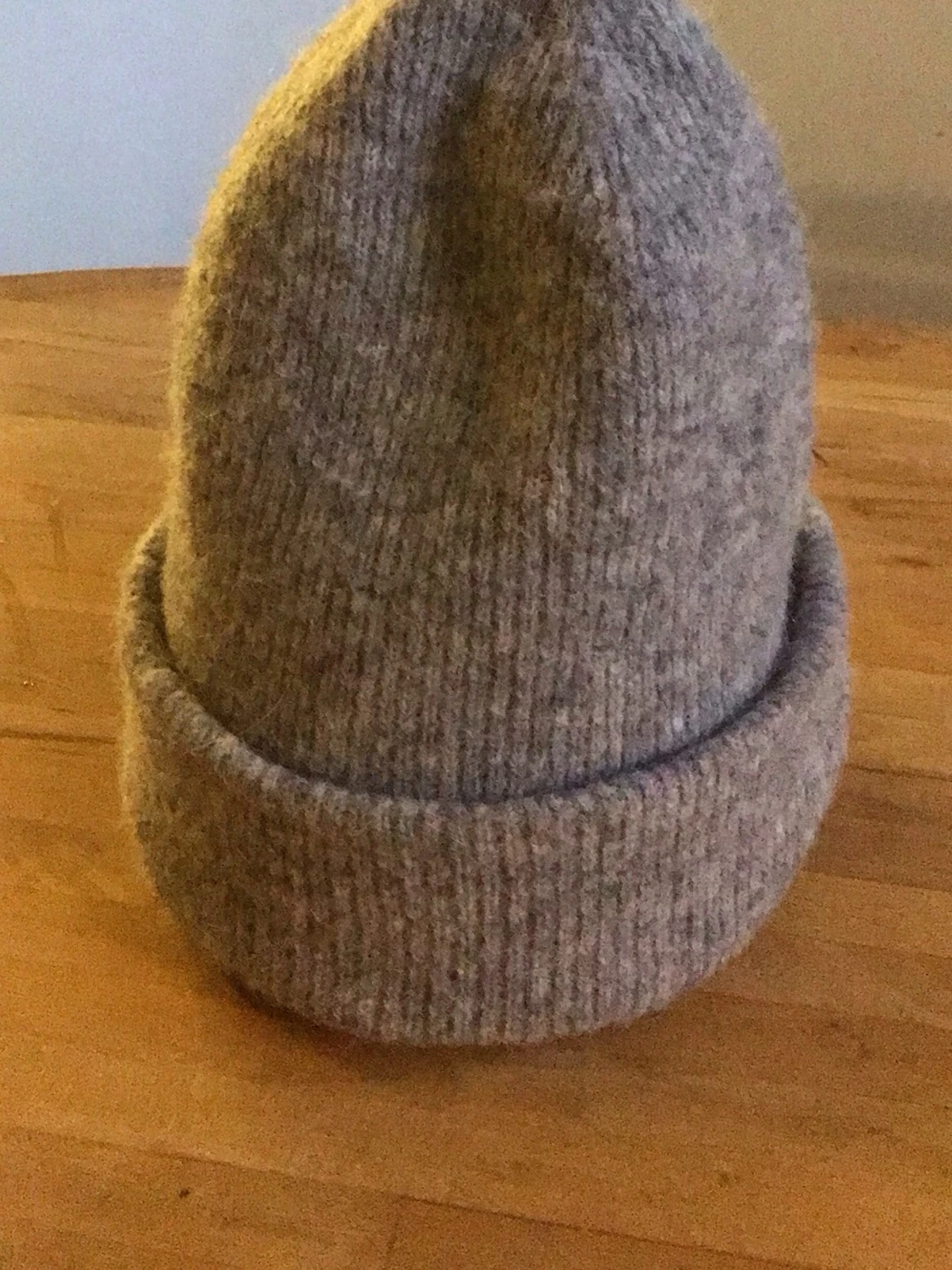 Grå ribbstickad mössa