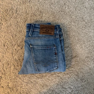 Replay jeans - Tja! Säljer ett par Replay jeans storleken (30)-skick 8/10. Vid minsta lilla fundering hör av er!