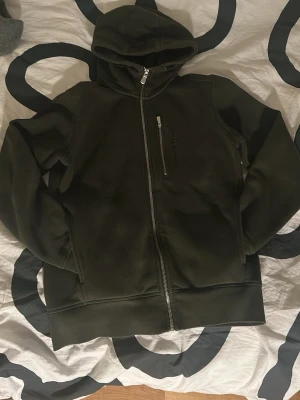 Sail racing kofta - En väldigt skön och stilig sail racing kofta i en olivgrön färg i storlek XS. Säljer för den då den blivit för liten för mig. Den är endast använd ett par fåtal gånger. Nypris 1000kr. Har du några frågor så får du gärna kontakta.