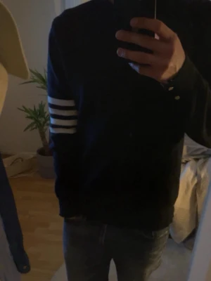 Thom Browne Milano Stitch tröja - Thom Browne Milano Stitch tröja, nypriset ligger runt 10 000kr. Strl 3 sitter som M.