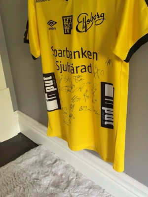 Singnerad elfsborgs tröja - En singnerad elfsborgs tröja storlek s vill gärna få sålt den snabbt kan sänka lite
