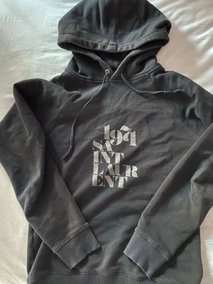 Saint Laurent Hoodie - Säljer nu denna sällsynta och snygga hoodien ifrån Saint Laurent i storlek S, skick 9/10 har inga synliga brister eller slitningar, pris går att diskutera och det är bara att höra av er vid frågor osv 💫