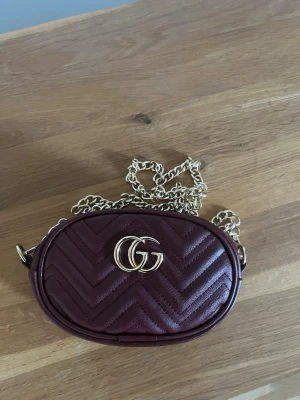 Vinröd Gucci väska - Säljer en liten vinröd Gucci väska  