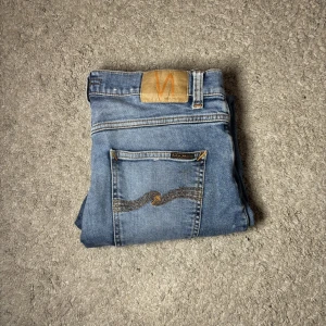 Nudie jeans - Tja! Säljer ett par Nudie jeans i storleken (32/32)-skick 8/10. Vid minsta lilla fundering hör av er!