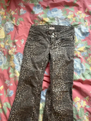 Leopardmönstrade jeans Nelly  - Nelly jeansen, leopard mönster, strl 32 