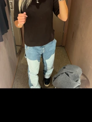 Patchwork jeans i blått och vitt - Unika patchwork jeans med kontrasterande ljusblå och vita paneler. Rak passform och hög midja ger en trendig look. Perfekta för dig som vill sticka ut med din stil. Jeansmaterial i klassisk denim. Från Filippa k köpta för 2500kr  