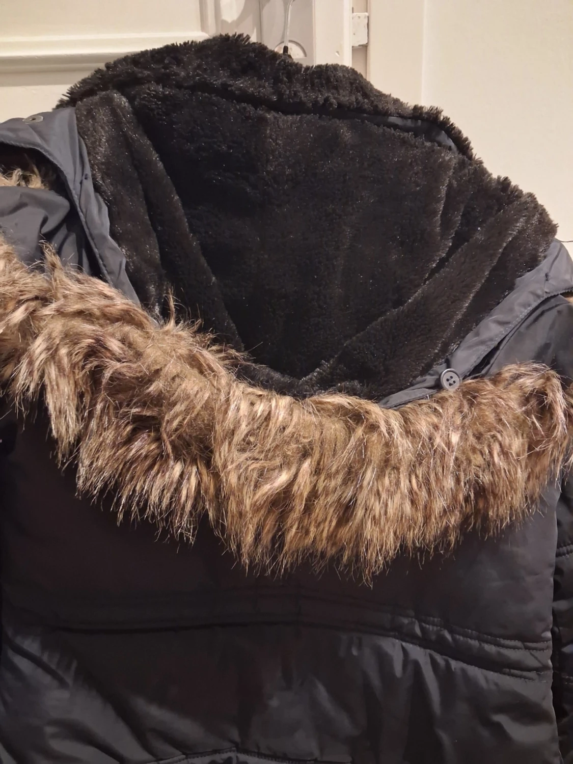 Svart parkasjacka med fuskpäls - 4