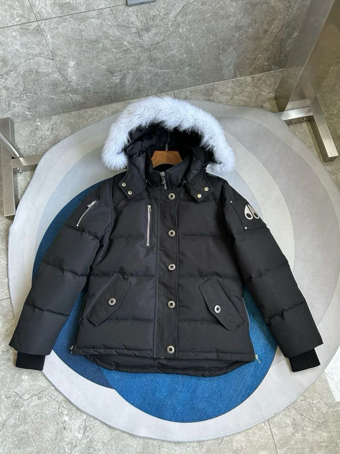 Svart dunjacka med pälskantad huva