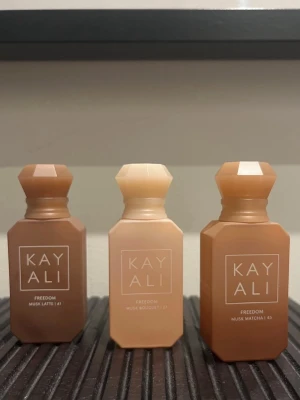 Kayali Freedom parfym trio - Upptäck tre exklusiva mini parfymer från Kayali: Freedom Musk Latte 41, Musk Bouquet 12 och Musk Matcha 45.  En kostar 389kr på deras hemsida, dessa är helt nya!