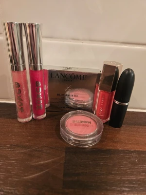 Sminkpaket lancome buxom fenty mac - Rensar ur produkter jag köpt men som inte riktigt blivit som jag tänkt mig, allt är testat eller använt sparsamt. Buxom lip polish- Clair och Nicole. Fenty-dragon mami(limited edition) Mac läppstift- d for danger Lancôme blush Subtil-figue espiégle Buxom wanderlust blush-havana  Allt säljes I befintligt och begagnat skick, det mesta är inköpt på kicks under 2025(undantaget buxom i Clair och rouget från buxom som är köpt 2024). Butikspris på allt är över 2200 kr. 