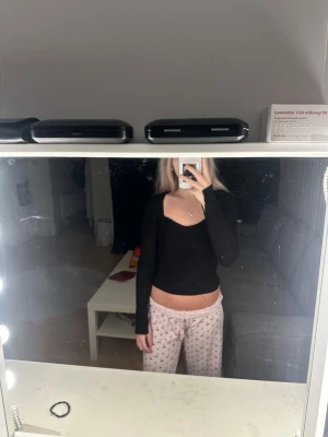 Svart ribbstickad topp - Säljer en svart ribbstickad topp från ginatricot i storlek S, materialet är ganska strechingt och väldigt mjuk och skönt så det sticks inte när man har på sig den. Knappt använt så i fint skick. 