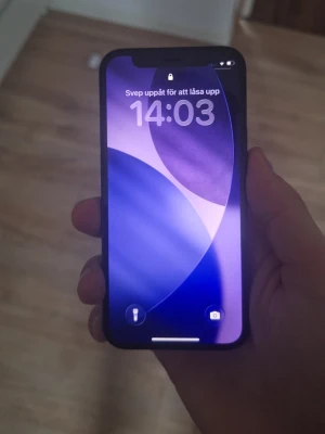 Iphone 12 mini - Säljare min iphone 12 mini, med ett helt nytt batteri altså 99% batterihälsa, den har 64 GB, face id och icloud fungerar. Skärmen och bakslaget är lite repig och syns bara när man vinklar på ett speciellt sätt, kanterna är också lite repiga. Annars är det en väldigt bra telefon.