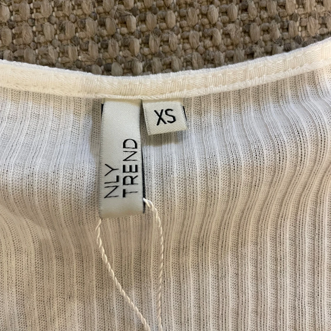 Vit ribbad topp med knappar NLY Trend XS - 3