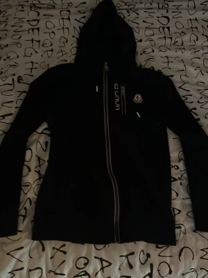 Zip hoodie  - Det är en moncler zip hoodie i svart som säljes nu då den inte faller mig i smaken längre. 