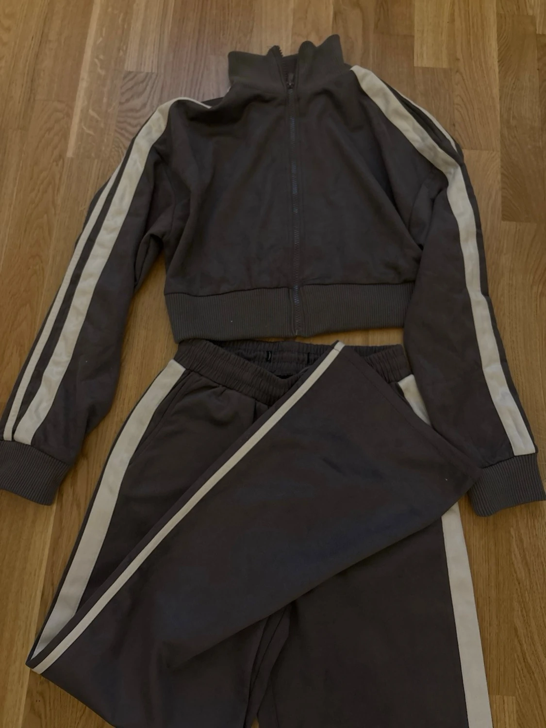 Brunt tracksuit set med beige ränder