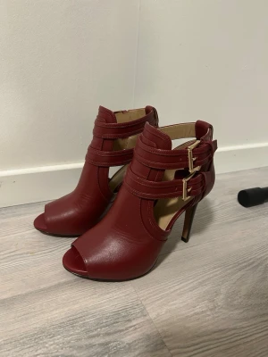 Michael kors klackar - Använd två gånger och i jätte bra skick. Bara lite smutsiga under. 