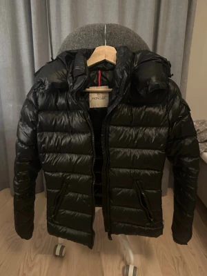 Svart dunjacka från Moncler - Säljer min moncler jacka då den inte längre kommer till användning! Inga defekter och allt tillkommer, pris kan diskuteras vid snabba köp 