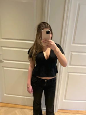 Jättefin blus  - Säljer denna jättefina blus ifrån gina tricot i st M men skulle säga att de passar st S också då jag har det. Säljer pågrund av ingen användning har inte ens använt den en gång. nypris är ca 350 och tänker att jag säljer för 250 pris kan även diskuteras