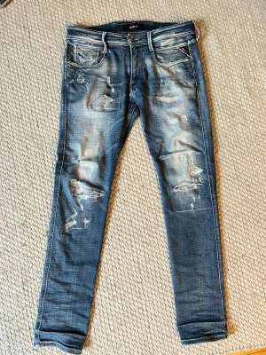 Replay anbass - Tja! nu säljer jag riktigt feta Replay anbass med sjukt snygga slitningar och riktigt fet fade. Strlk 32/32