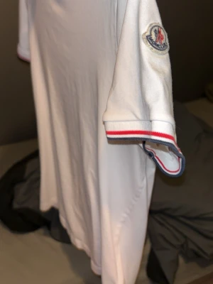 moncler tröja helt äkta finns kvitto  - säljer denna fräscha moncler t-shirt, passar perfekt till sommaren 