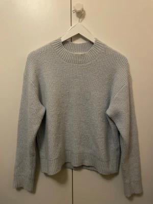 Ljusblå stickad tröja - Ljusblå stickad tröja ifrån H&M! Använd fåtal gånger och är i bra skick! Skriv om det finns några frågor💕
