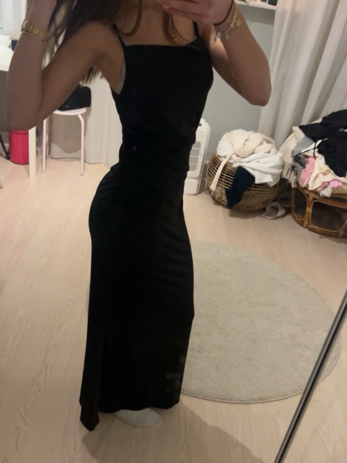 Svart långklänning med smala axelband - 1