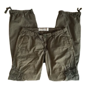 Vintage lowwaist cargopants/ militärbyxor/ tygbyxor, y2k/2000tal - Olivgröna lågmidjade cargobyxor!  Midjemått 80cmbGrenhöjd 21cm Innerbenslängd 80cm Benslut (rakt över) 23cm