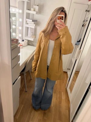 skinn jacka  - Super snygg äkta skinn jacka i färgen ljusbrun! Storlek L men snygg som oversized!