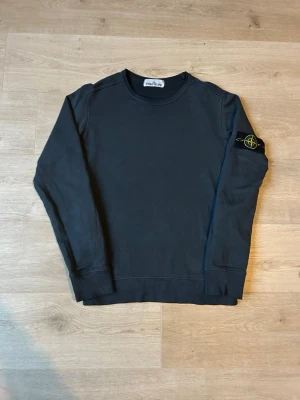 Blå Stone Island Tröja Crewneck  - Klassisk stone island tröja i blå färg. | Tröjan är i mycket bra skick och sparsamt använd.  | Äkta som allt annat jag säljer! ✅|  Mått: Längd 66cm Bröstvidd 52cm |  Storlek: S | Skick: Mycket Bra Skick | Färg: blå | Märke: Stone Island | Modell: Sweatshirt, tröja     | Hör gärna av dig vid frågor så svarar jag så fort jag kan! 😁  