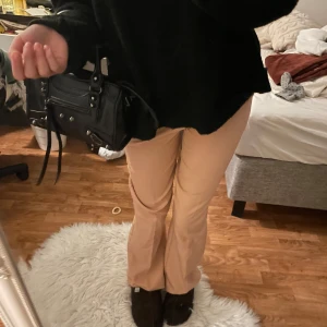 Laxrosa Kostymbyxor !! - Påriktigt snyggaste kostymbyxorna jag haft! Byxorna piffar upp hela outfiten! Säljer då jag tyvärr behöver rensa min garderob 🥲Sista bilden är för att ni ska se färgen i dagsljus. Hör av er för fler bilder eller frågor 🤍mina bilder