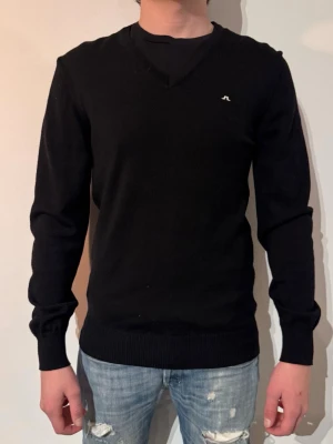 J.Lindeberg Tröja - | Skick: 9/10 | Färg: svart | Modell: 174cm, 64kg | Vad inkluderas: Enbart tröjan | Nypris: 1600kr |
