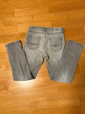 Grå reaplay jeans - Snygga grå jeans från reaplay ca w29 l30