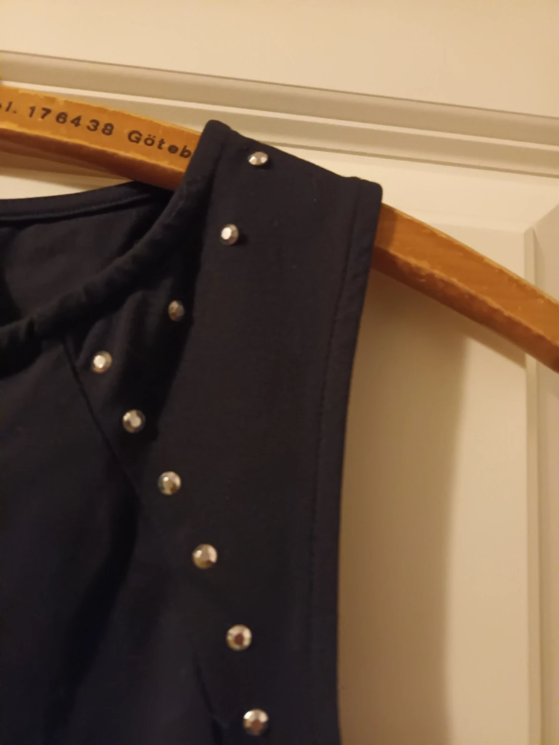 Svart ärmlös klänning med nitar - 1