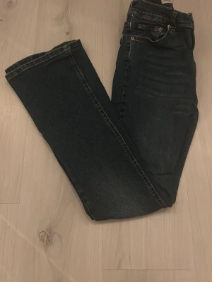 Mörkblå Perfect Jeans, bootcut - Mörkblå jeans från Perfect Jeans med klassisk femficksdesign och raka ben. Jeansen har en stilren look och är tillverkade i mjukt denimtyg som passar till många olika outfits.