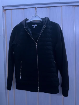 Svart quiltad pufferjacka från Reiss - Säljer en svart cardigan från Reiss i storlek M. Jackan har huva, quiltad front och dragkedja både framtill och på fickorna. Perfekt för dig som gillar en clean och stilren look. Var inte rädda att höra av er om ni undrar något. Pris kan diskuteras 