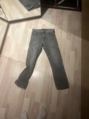 Grå replay jeans  - Tja säljer nu mina Snygga grå replay  jeans med rak passform och klassisk femficksdesign. Säljer dem för att dem har blivit för små