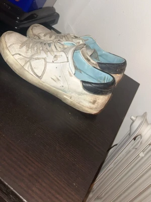 Philippe models - Vita philippe models i storlek 42 (De ända som är sådär med skorna är att det är sönder lite vid hälen på undersidan men syns inte alls när man går eller använder dom) säljer dom billigt pga använder inte och dom bara ligger här. skickar även skorna med original box