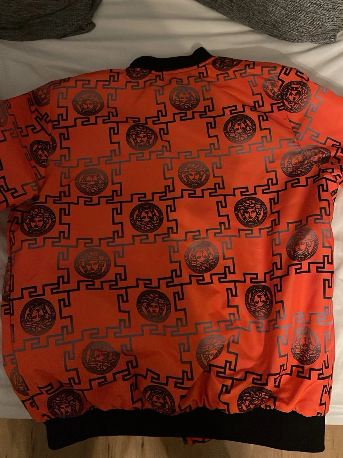 Orange bomberjacka med grafiskt mönster - 1