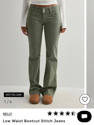 Gröna bootcut jeans från Nelly - Snygga lågmidjade bootcut jeans i en grön nyans från nelly. använda typ 4 gånger och är i nyskick