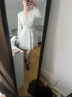 Vit studentklänning - Söt vit kortklänning, aldrig använd. 
