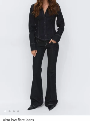 Ultra low flare jeans - Ginatricot  - Snygga och trendiga ultra low waist jeans från Gina i storlek 34 😁Priset kan diskuteras💕