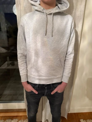 Grå Hoodie  - Tjabba! Säljer nu denna tvär feta hoodien! Den är i storlek xs! Den är i ett okej skick 7/10! Om ni har några funderingar så är det bara att hör av sig!😁