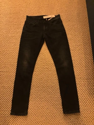 Dondup jeans George - Säljer dessa helt nya dondup jeansen. (Mörkblåa) storlek 31 och köpta på NK för 3199kr! Tag finns! Hör av dig vid frågor eller funderingar! Allt gott 