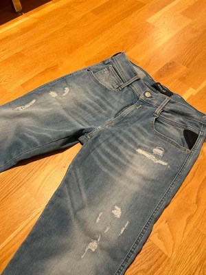 Replay ambass - Replay ambass i storlek 29/32 men sitter som 30/32. Jeansen är i bra skick men har använts, lappen inuti byxan har lossnat där det står ”ambass” annars topp skick.