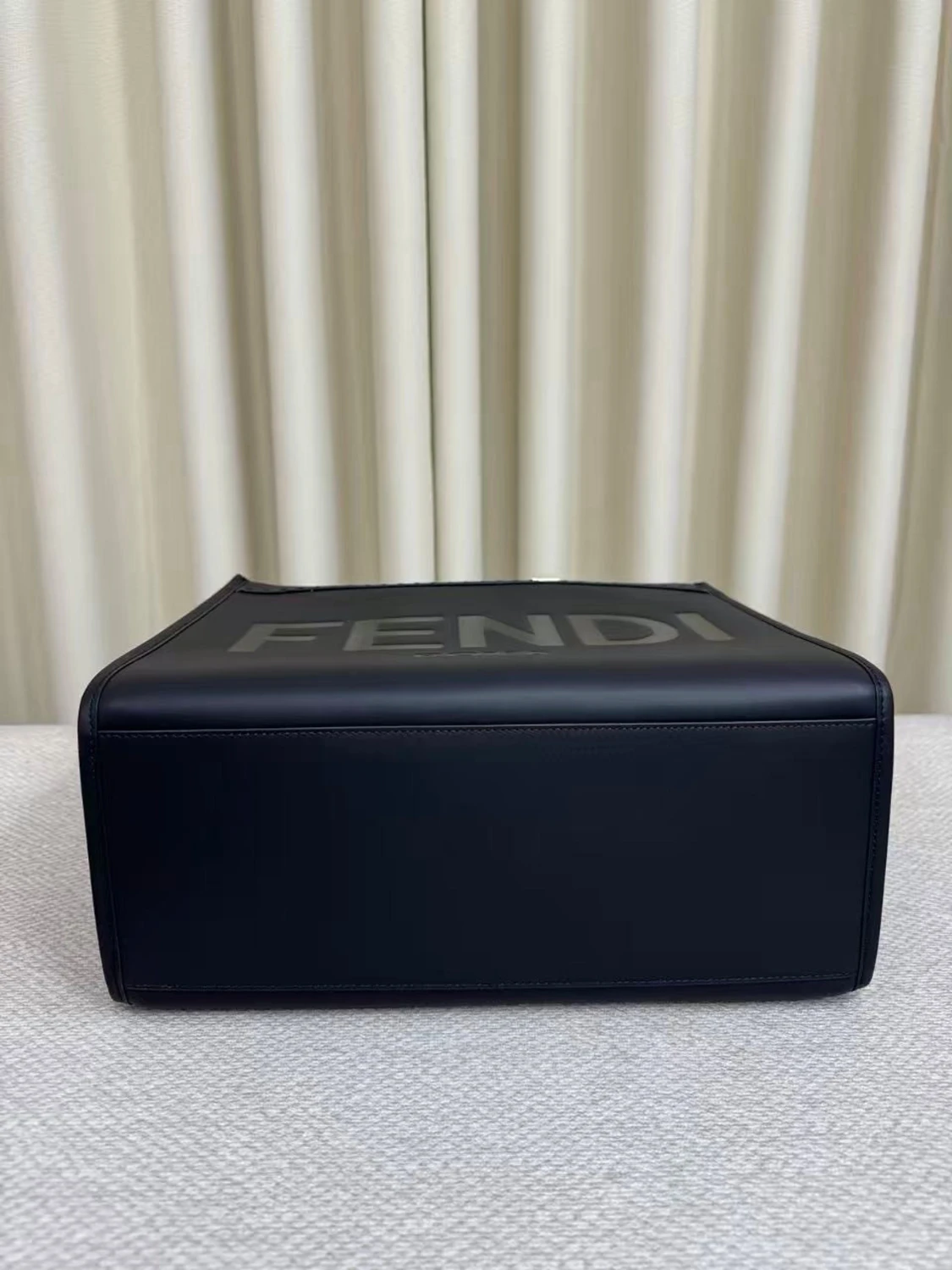 Svart handväska med logga - 3