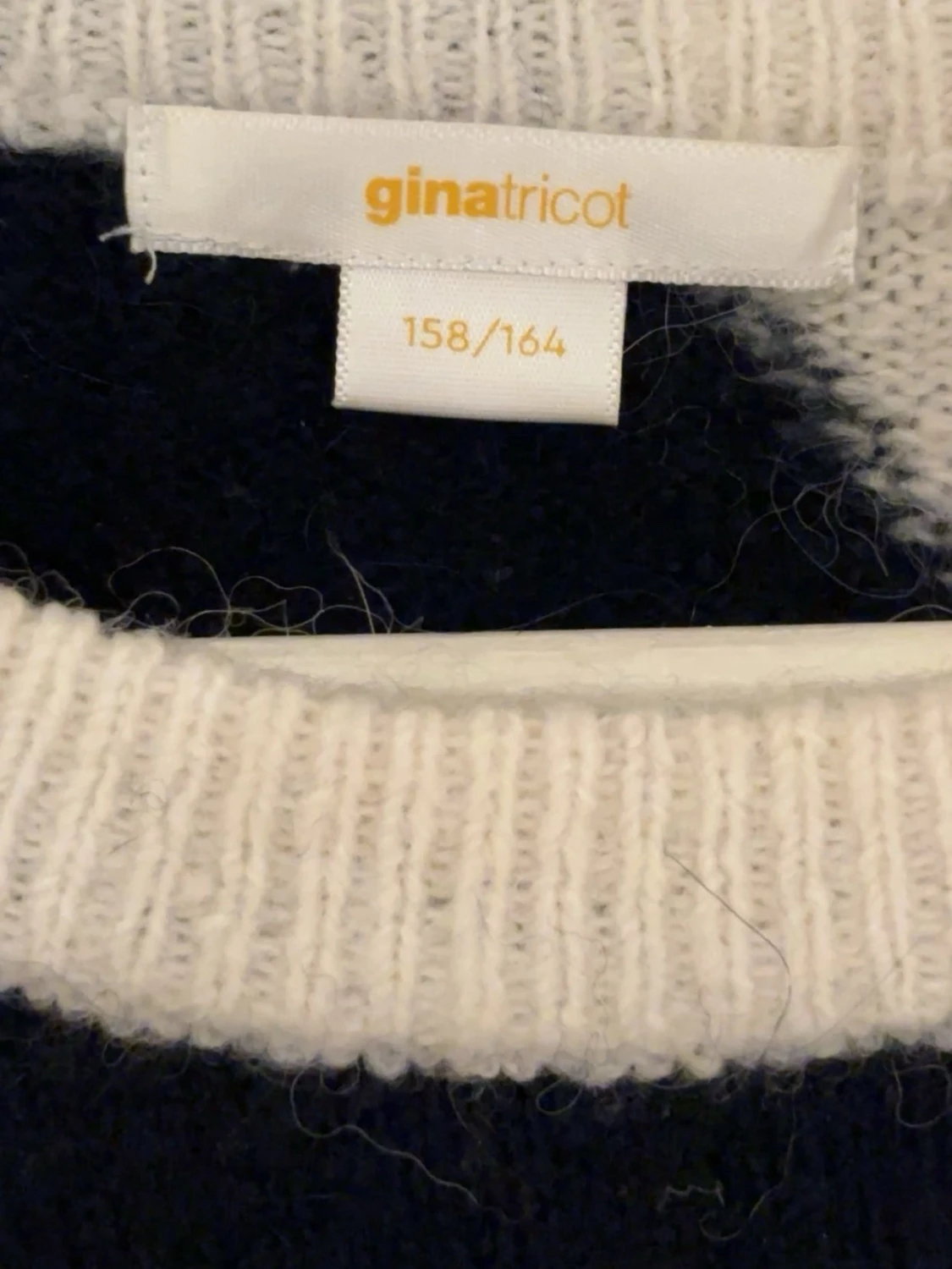 Stickad tröja med svartvit design - 4